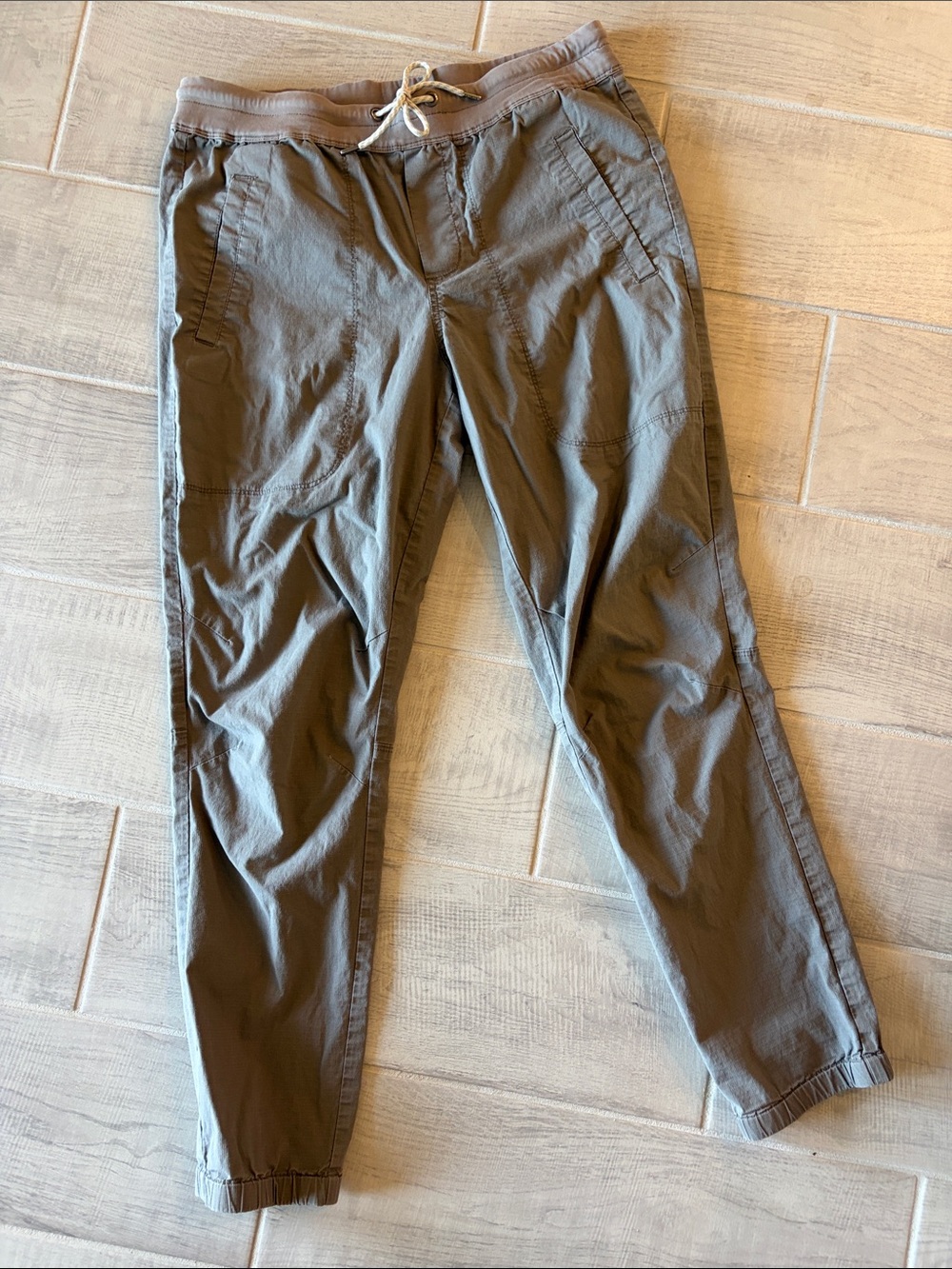Vuori Men's Jogger Pants in Olive Gray